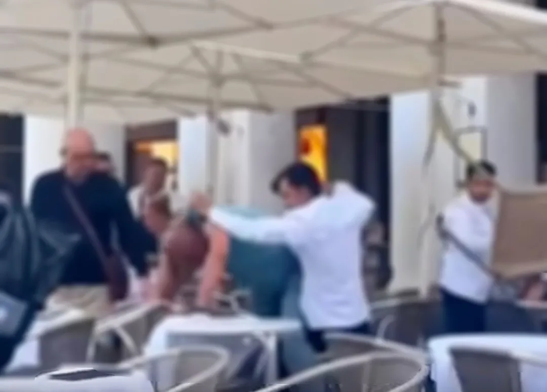 Fier/ Dy pronarët rrahin keq kamarierin e lokalit të tyre