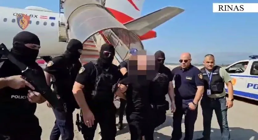 Momenti kur i shumëkërkuari Leonard Duka mbërrin në Shqipëri nën masa të rrepta sigurie