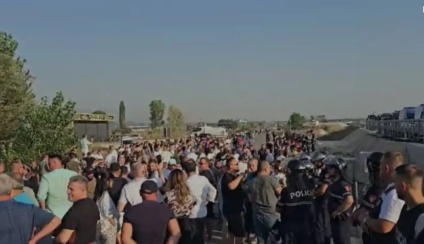 Protestë edhe këtë të premte  në aksin Thumanë-Kashar, qytetarët bllokojnë rrugën