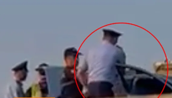 VIDEO/ Shefi i policisë godet me shpullë qytetarin