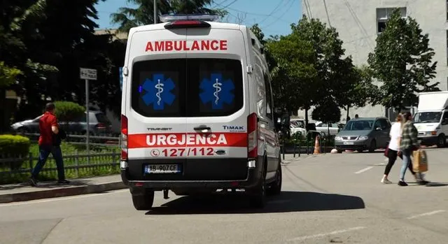 Librazhd/ Makina bie në humnerë