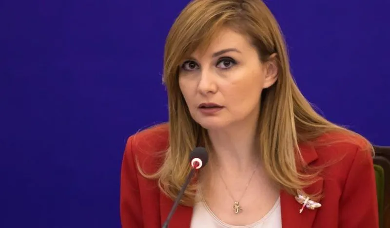 Tabaku: Qeveria t’u kthejë urgjentisht paratë profesionistëve të lirë