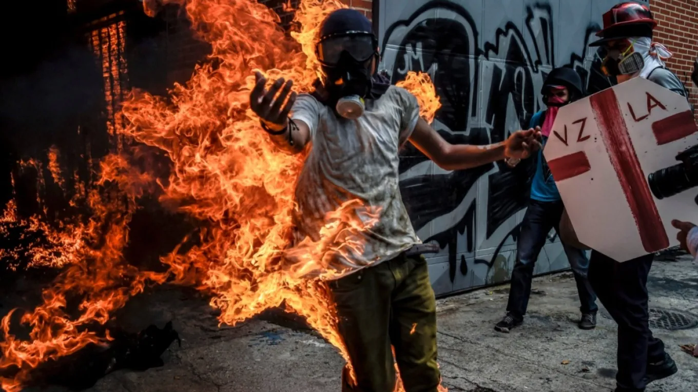 Venzuelë/ Protestat e dhunshme kundër rizgjedhjes së Maduros si president, thellohet bilanci i viktimave , 24 të vrarë