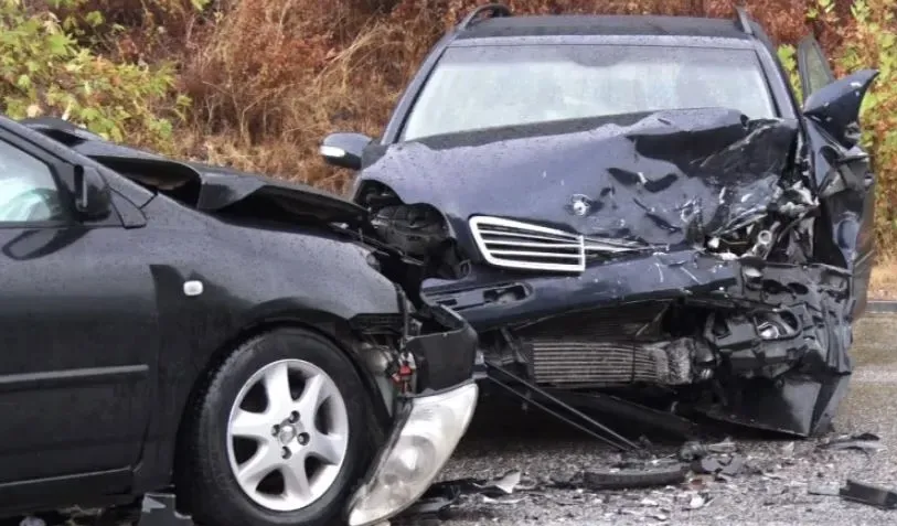 Përplasen dy makina në rrugën Elbasan-Tiranë, humb jetën shoferi