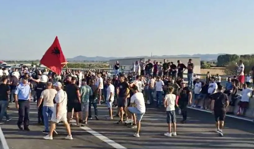 Protesta/ Banorët përplasen me policinë, bllokojnë aksin Thumanë-Kashar, kërkojnë akses në autostradë