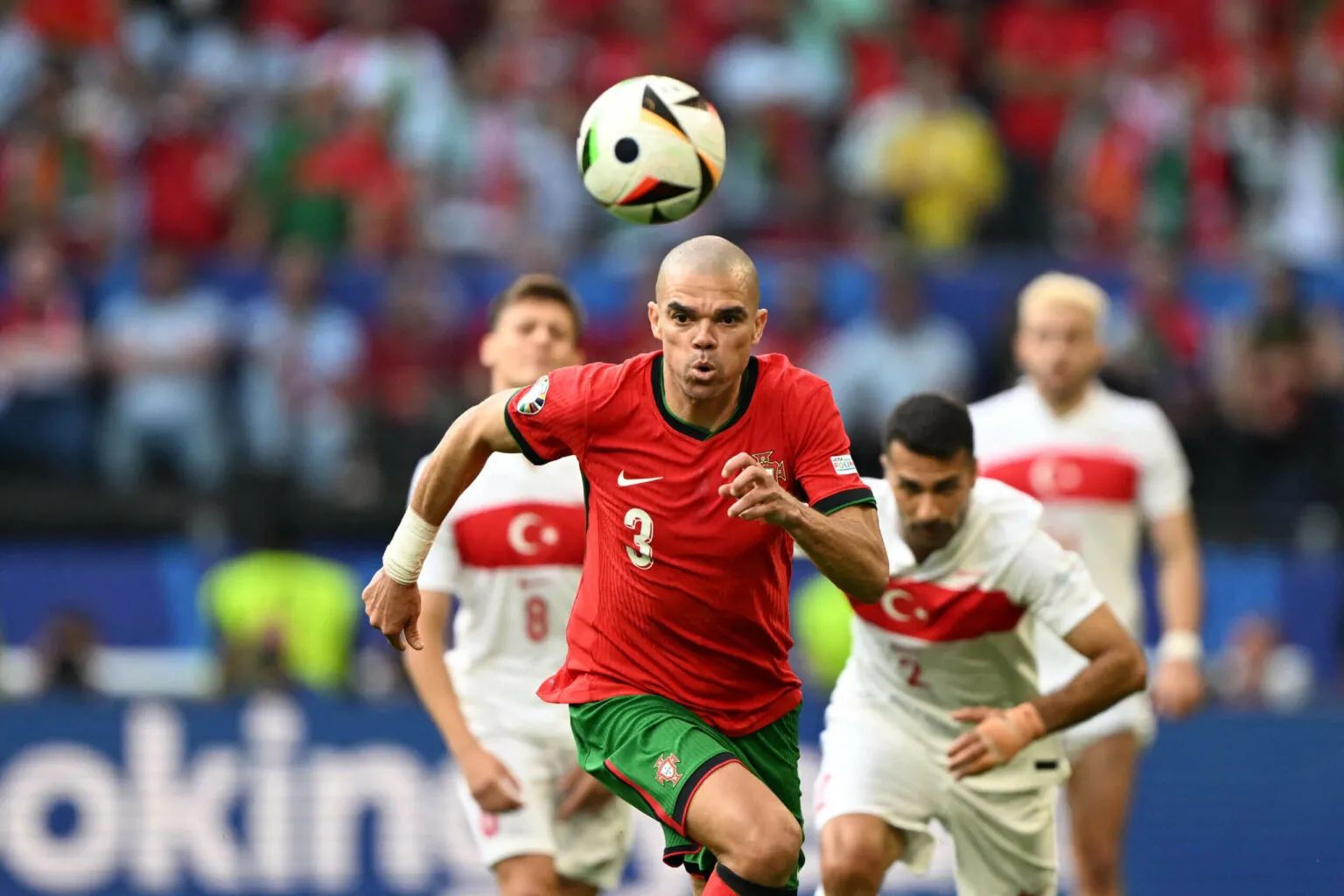 Pepe lë futbollin e luajtur
