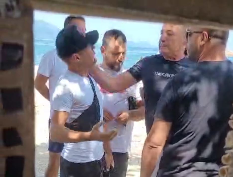 Video/Pronari i 3 hoteleve ‘Regina Group’ godet qytetarin me grusht në plazh