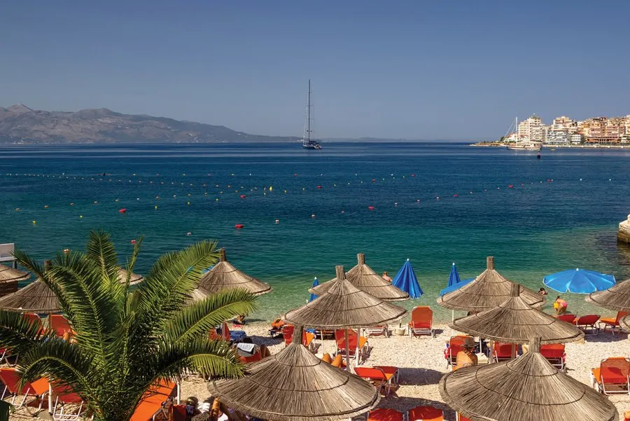 Bizneset: Turistët që vijnë në Shqipëri janë ‘low cost’! Më ‘koprracët’ italianët, më dorëlëshuarit anglezët