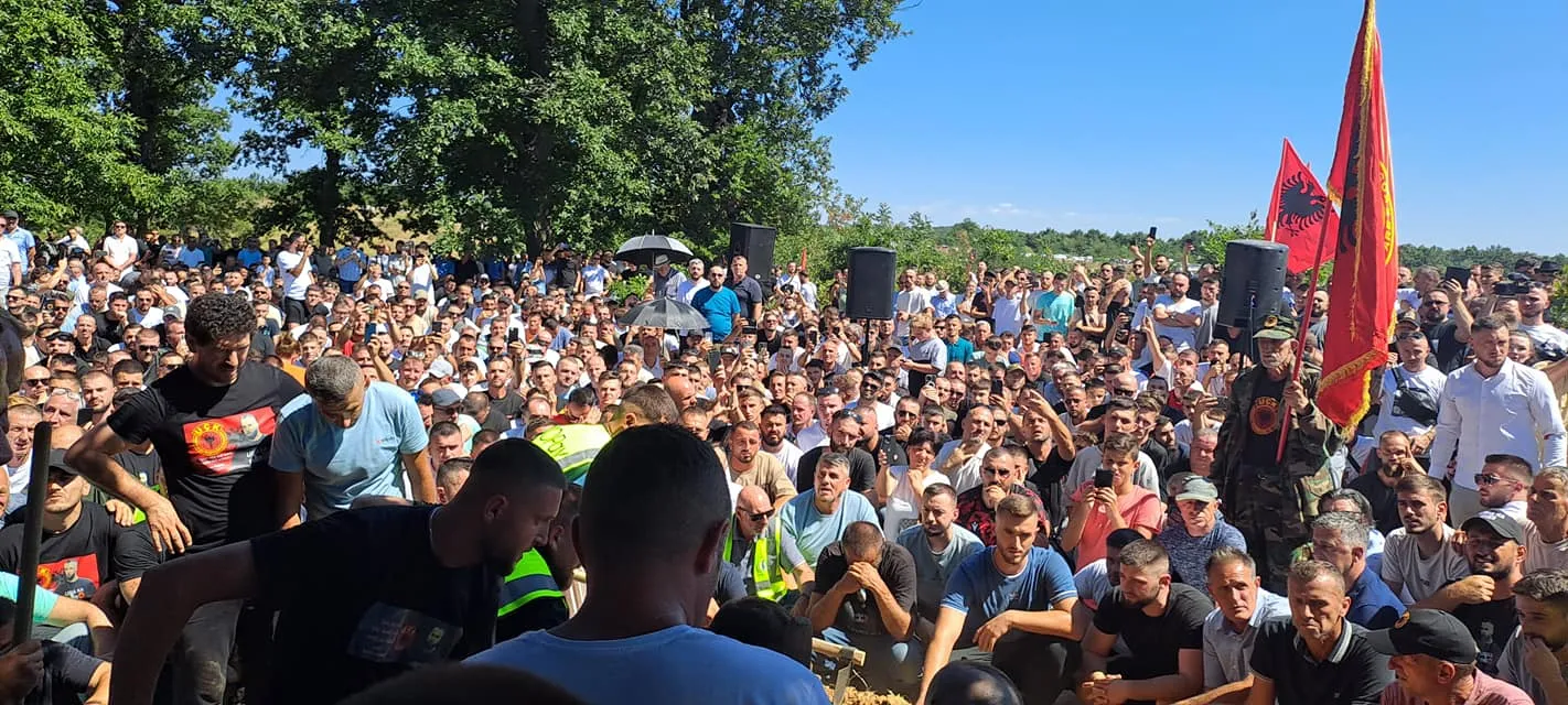 Foto/U vra nga policia serbe, Faton Hajrizi varroset në Kosovë, pjesëmarrës të shumtë në ceremoninë mortore