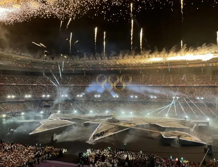 Parisi  mbyll Lojërat Olimpike me një ceremoni spektakolare në stadiumin Stade de France
