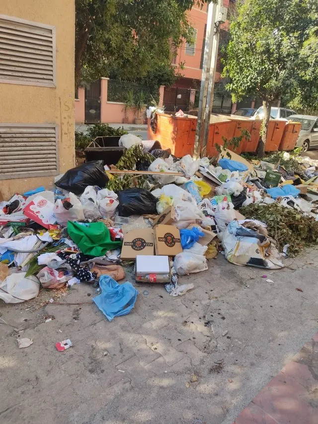Tirana mbytet në plehra