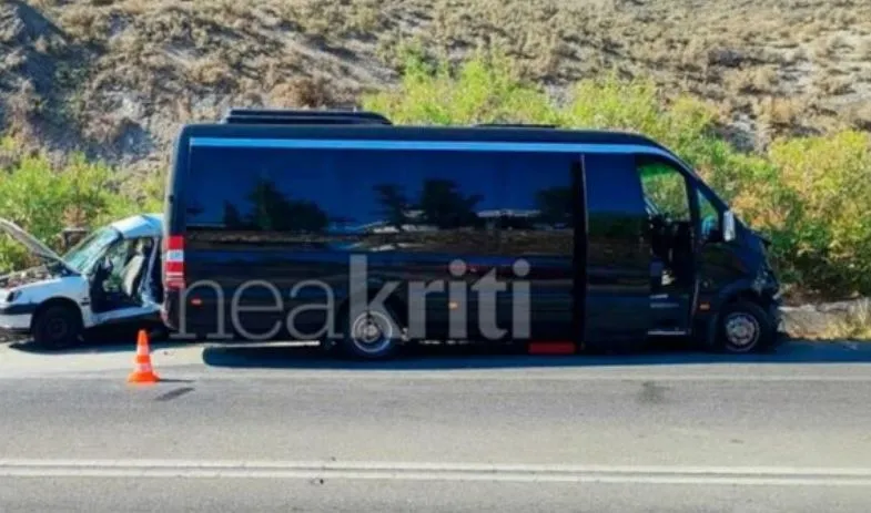 E rëndë në Greqi/ Makina përplaset me furgonin e pasagjerëve, ndërrojnë jetë tre të rinj, në gjendje të rëndë një 22-vjeçare