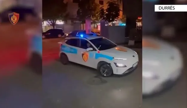 Durrës/Vodhën tre automjete, vihen në pranga 4 persona!