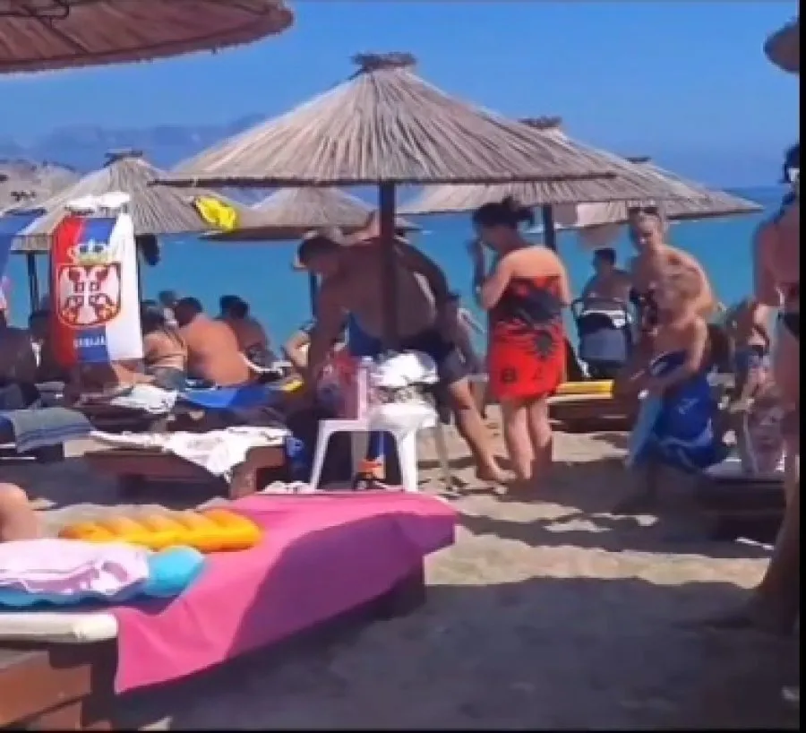 VIDEO: Serbët përzënë nga plazhi familjen shqiptare në plazh…