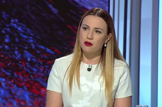 Ministri i Mbrojtjes, Pirro Vëngu, shkarkon Geraldina Prodanin