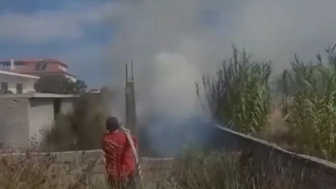 Vlorë/ Zjarr pranë Paraburgimit, rrezikohen banesat