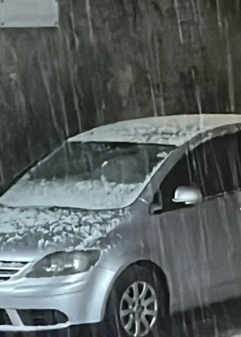 Një stuhi e fortë breshëri godet Tiranën
