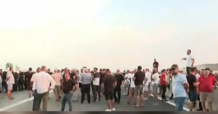 Protestë në aksin Thumanë-Kashar, qytetarët përplasen me policinë