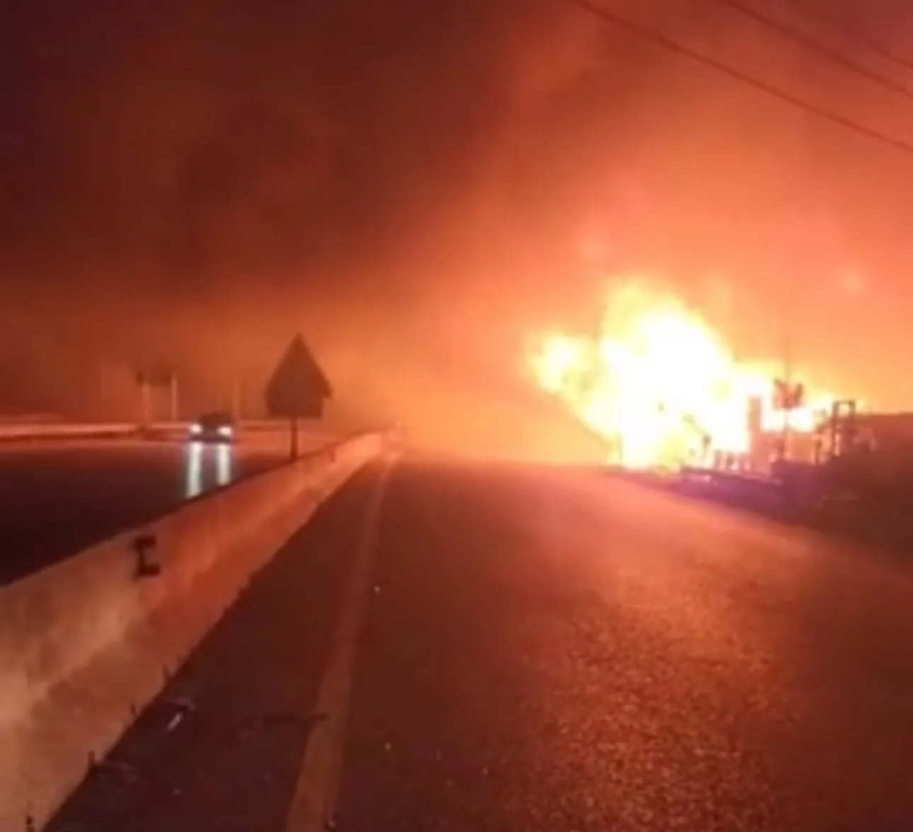 Lushnje/Përfshihet nga zjarri magazina e përpunimit të drurit në autostradë, flakët kapin qiellin
