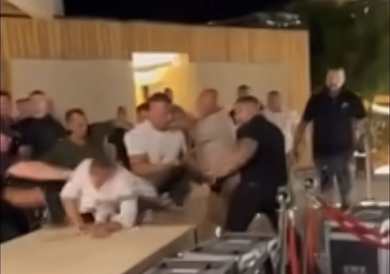 Video/ Kërcet grushti në Palasë, një burrë e shtrijnë mbi tavolinë e diskos “SIN”