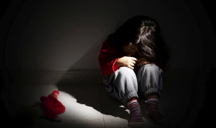 Maliq/ Dëshmia e banores që shpëtoi 7-vjeçaren: I moshuari ishte gjysmë i zhveshur, ndërsa e mitura…