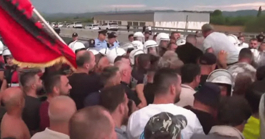 Protestuesit  ndalojnë qarkullimin në Thumanë-Kashar: Do të kallëzojmë në SPAK Belinda Ballukun dhe ARRSH!