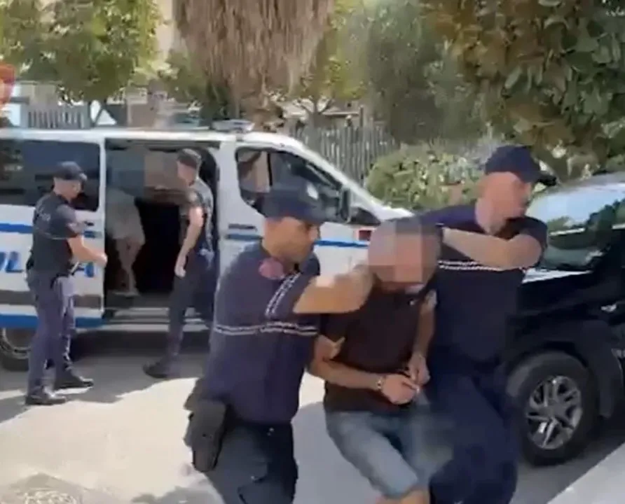 Durrës/ Morën peng dhe kanosën 44-vjeçarin, arrestohen dy vëllezërit