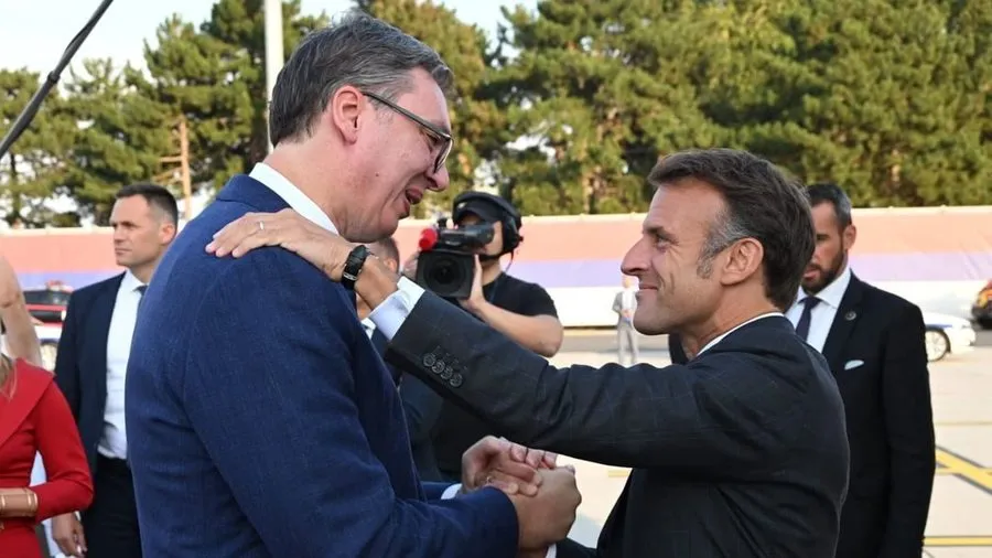 “Le Monde” shpërthen ndaj Macron: Po armatos një autokrat dhe filorus që nxit trazira në Kosovë!