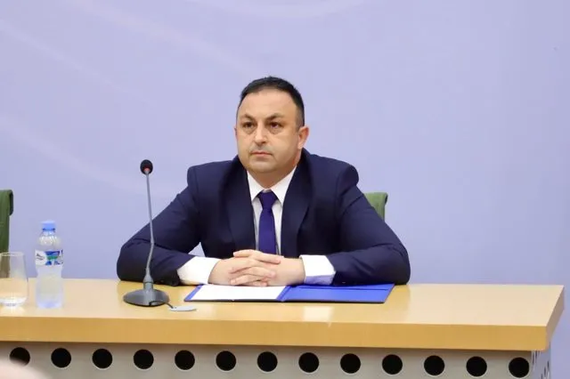 Ministri Hoxha reagon për ngjarjen e  rëndë në Korçë: Akt i papranueshëm, dhuna në familje nuk mund të injorohet
