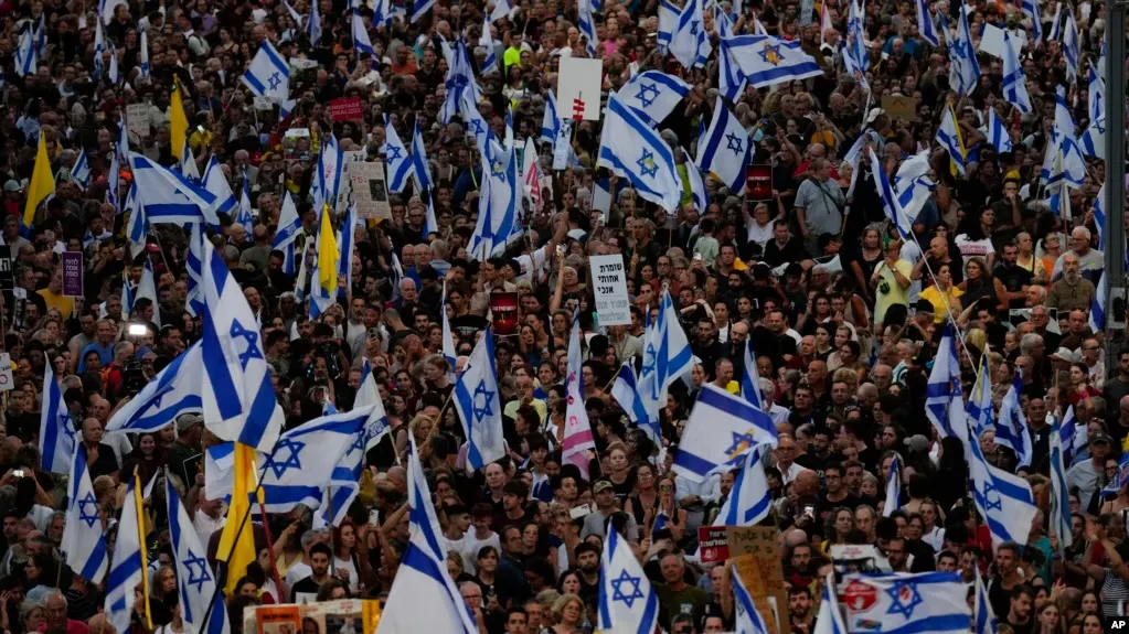 Izrael, ndërsa Netanyahu zotohet të ‘zgjidhë llogarinë’ me Hamasin, mijëra protestues mbushin sheshet