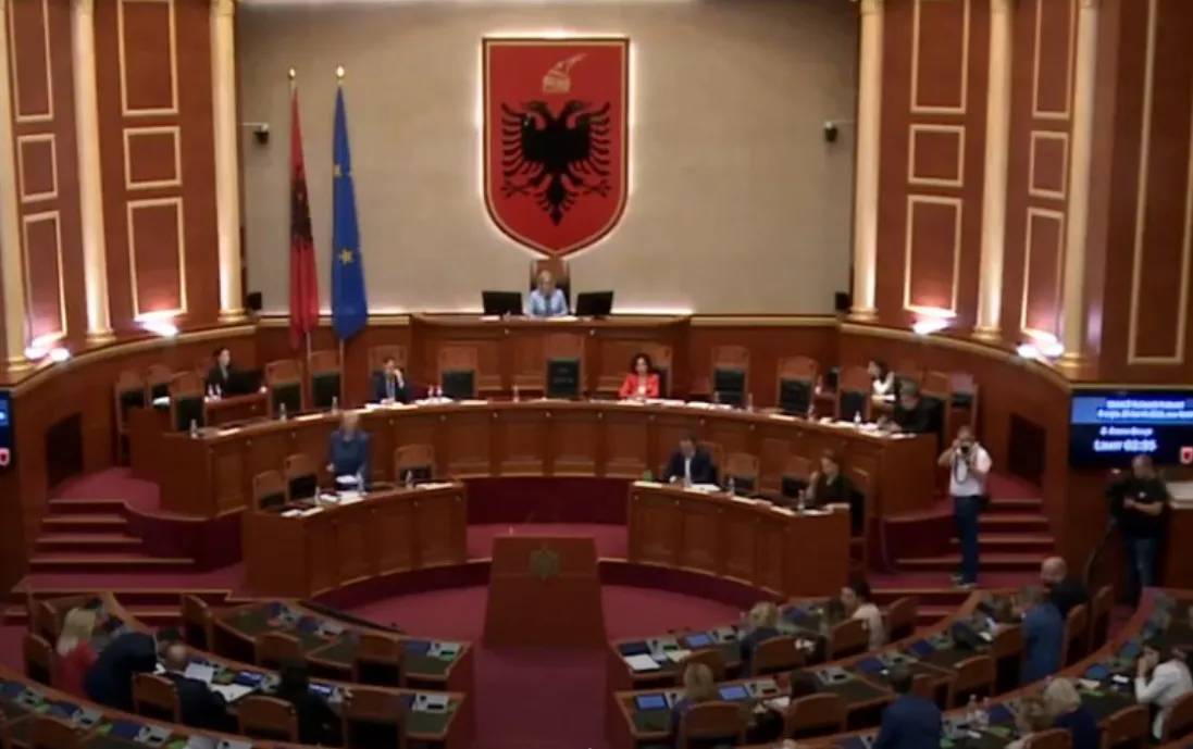 Sesioni ri parlamentar, zbardhet rendi ditës. Jashtë Kuvendit, protestë