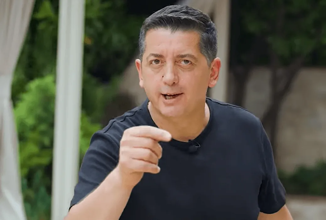 Aktori Osman Azemi kërkon falje për deklaratën se “Shqiptarët e Shqipërisë xhelozë për të Kosovës!”: Dëmi u bë!