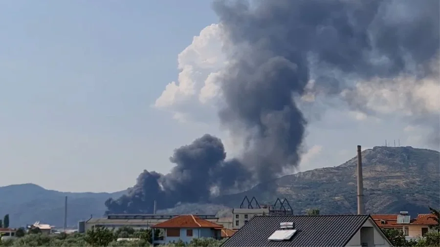 Elbasan, merr flakë fabrika e plastikës në Bradashesh; tymi mbulon zonën!