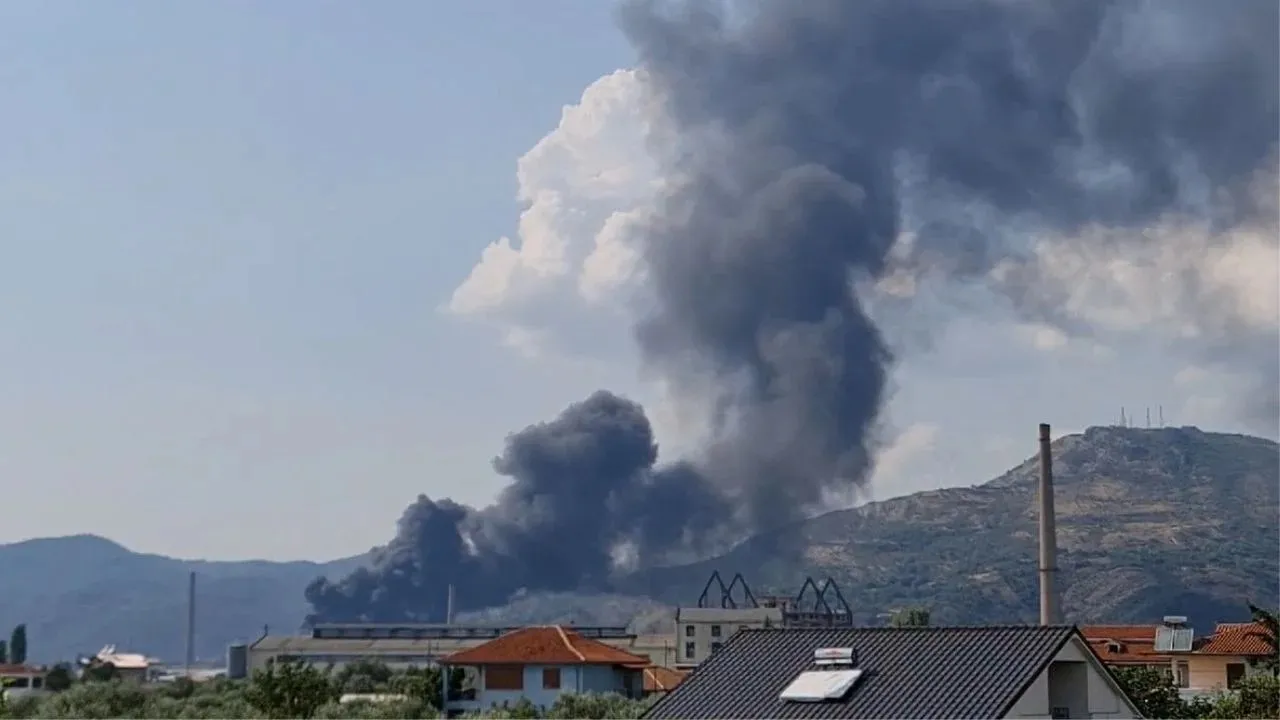 Fabrika e plastikës në Elbasan u përfshi nga flakët, shpallet në kërkim administratori i kompanisë