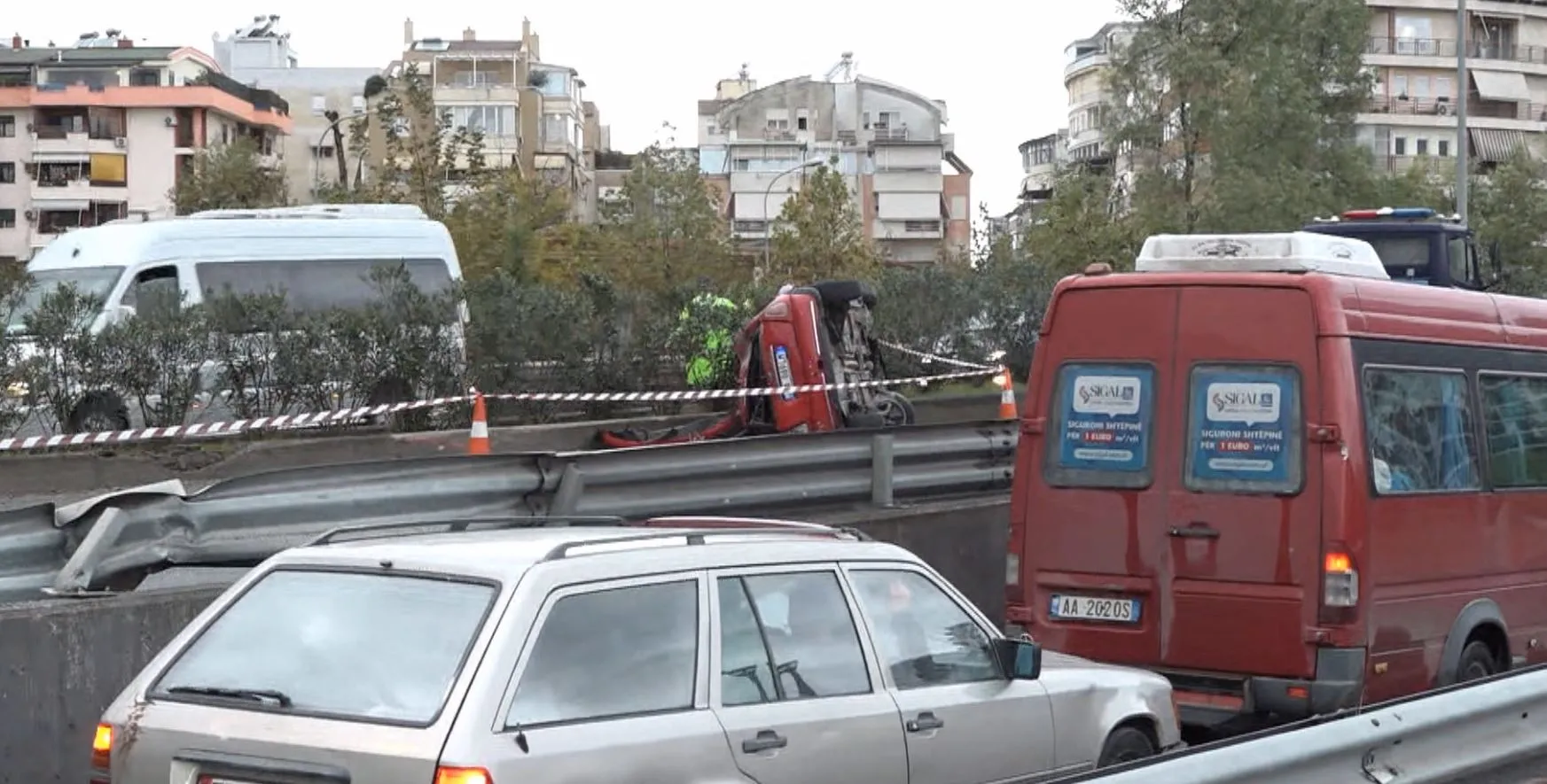 Aksidenti tek Kopshti Zoologjik, ndërron jetë në spital 33-vjeçari! Mjeti ku udhëtonte u përplas me trafikndarësen