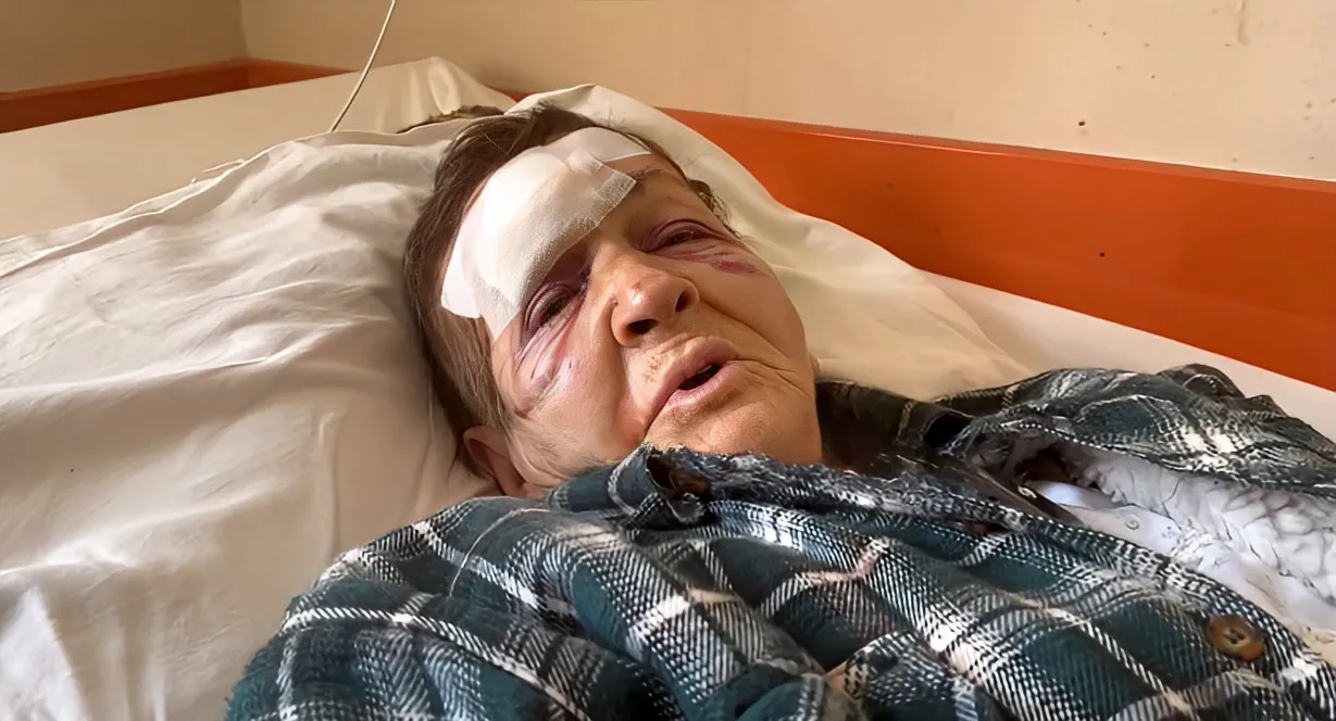 E rrahu nusja me bastun, 82-vjeçarja: Djali më tha pse u kape