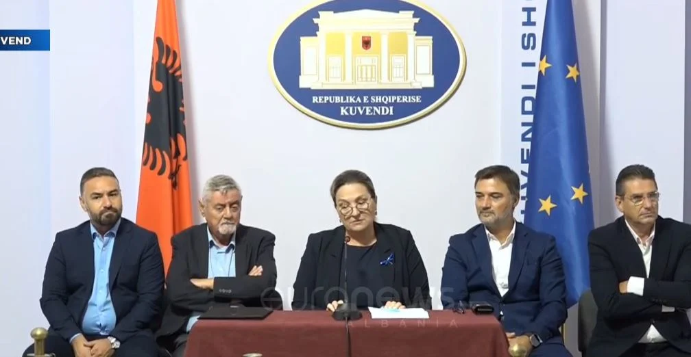 Shehi bëhet bashkë me Alibeajn dhe tre deputetë të tjerë