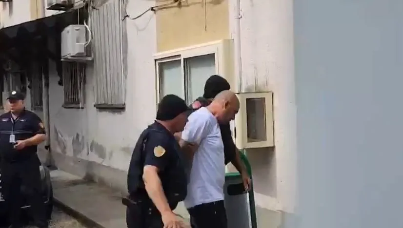 Vrasja e dyfishtë në Roskovec, dalin në gjykatë babai dhe dy djemtë e tij