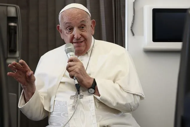 Papa Françesku u kërkon katolikëve të zgjedhin të keqen më të vogël mes Trump dhe Harris