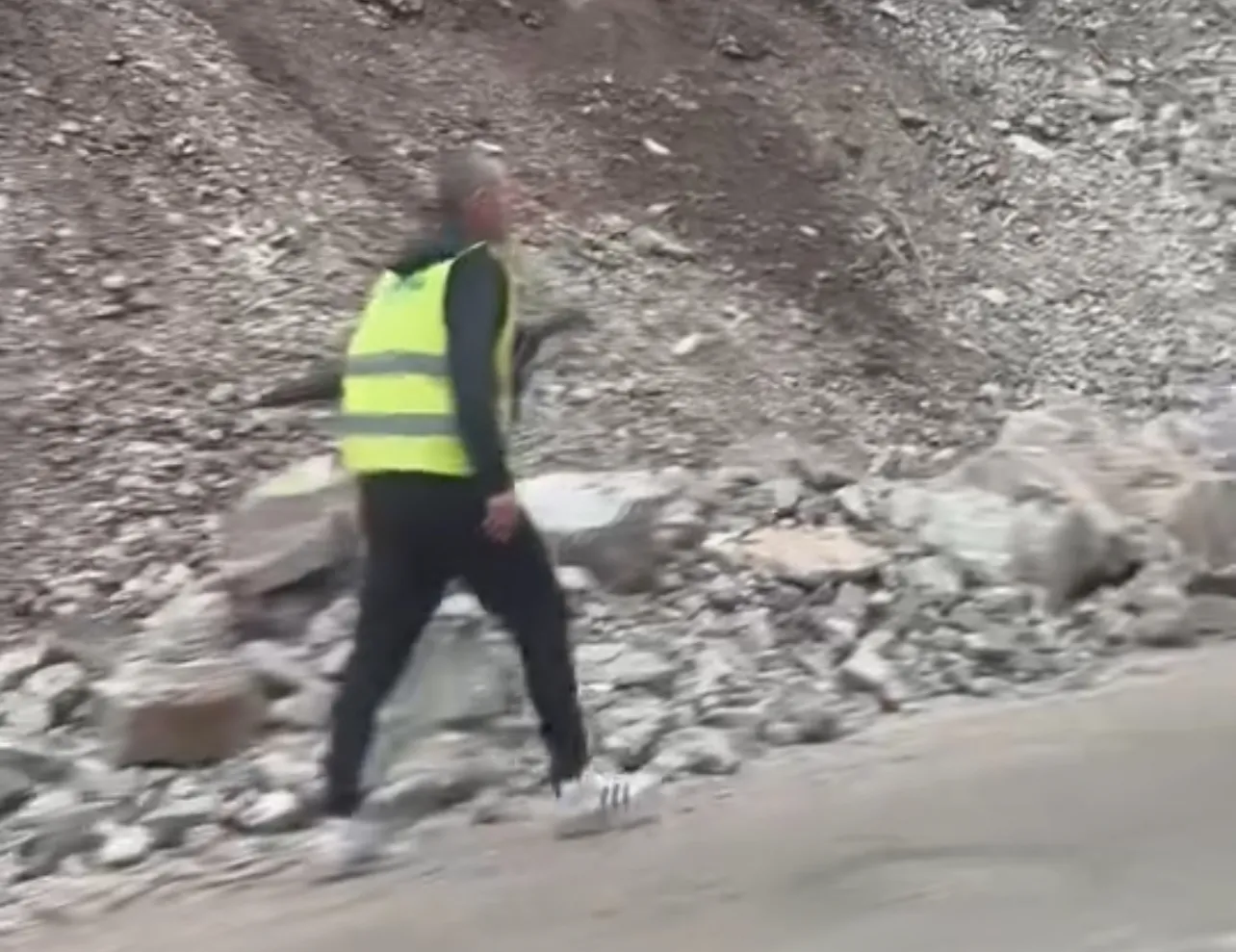 Bien gurë masivë tek Rruga e Arbrit, në rrezik shoferët
