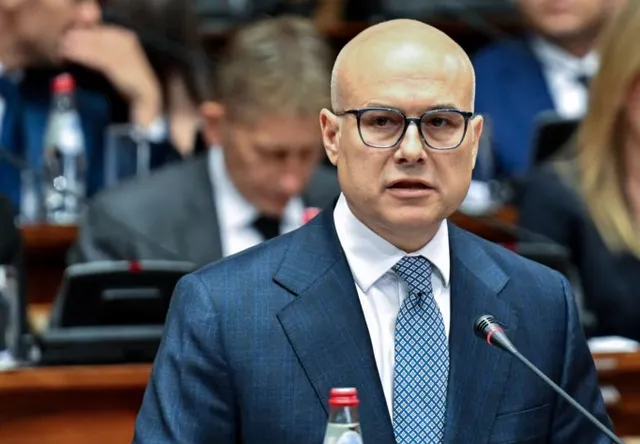 Qeveria serbe urdhëron zbatimin e masave për Kosovën