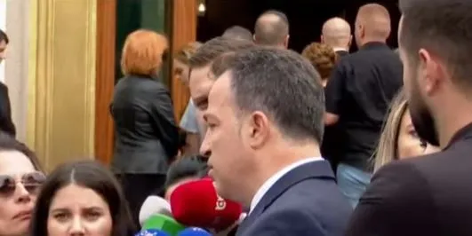 Kreu i Grupit të PS-së në homazhet për Gerti Bogdanin: Do t’i mungojë politikës shqiptare, përfaqësonte një standard për t’u ndjekur
