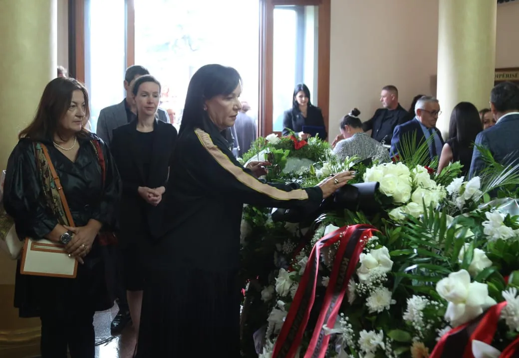 Linda Rama merr pjesë në ceremoninë e organizuar në Parlamentin e Shqipërisë për Gerti Bogdanin