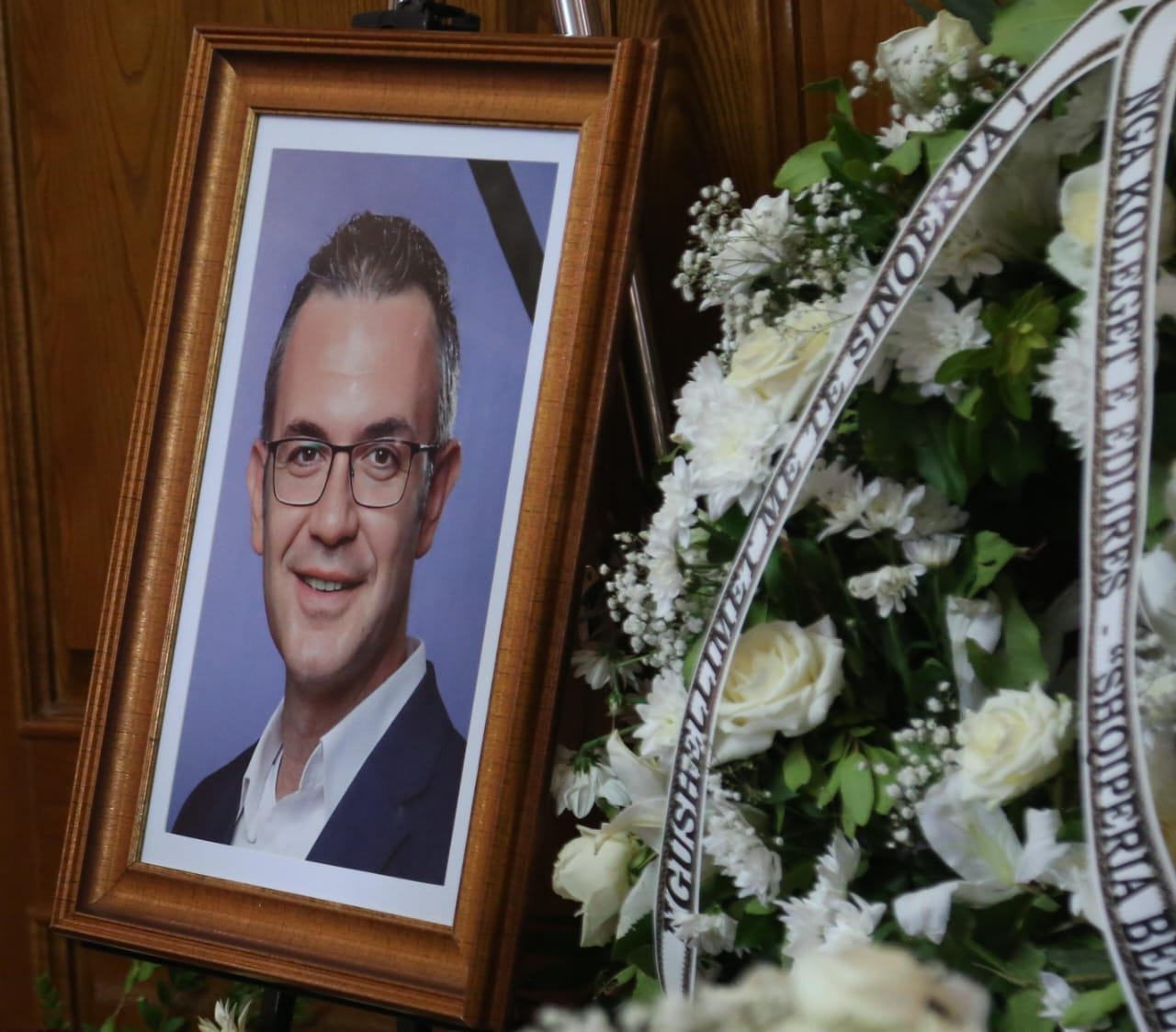 Gert, na  ra ky mort e të thurëm lavde!
