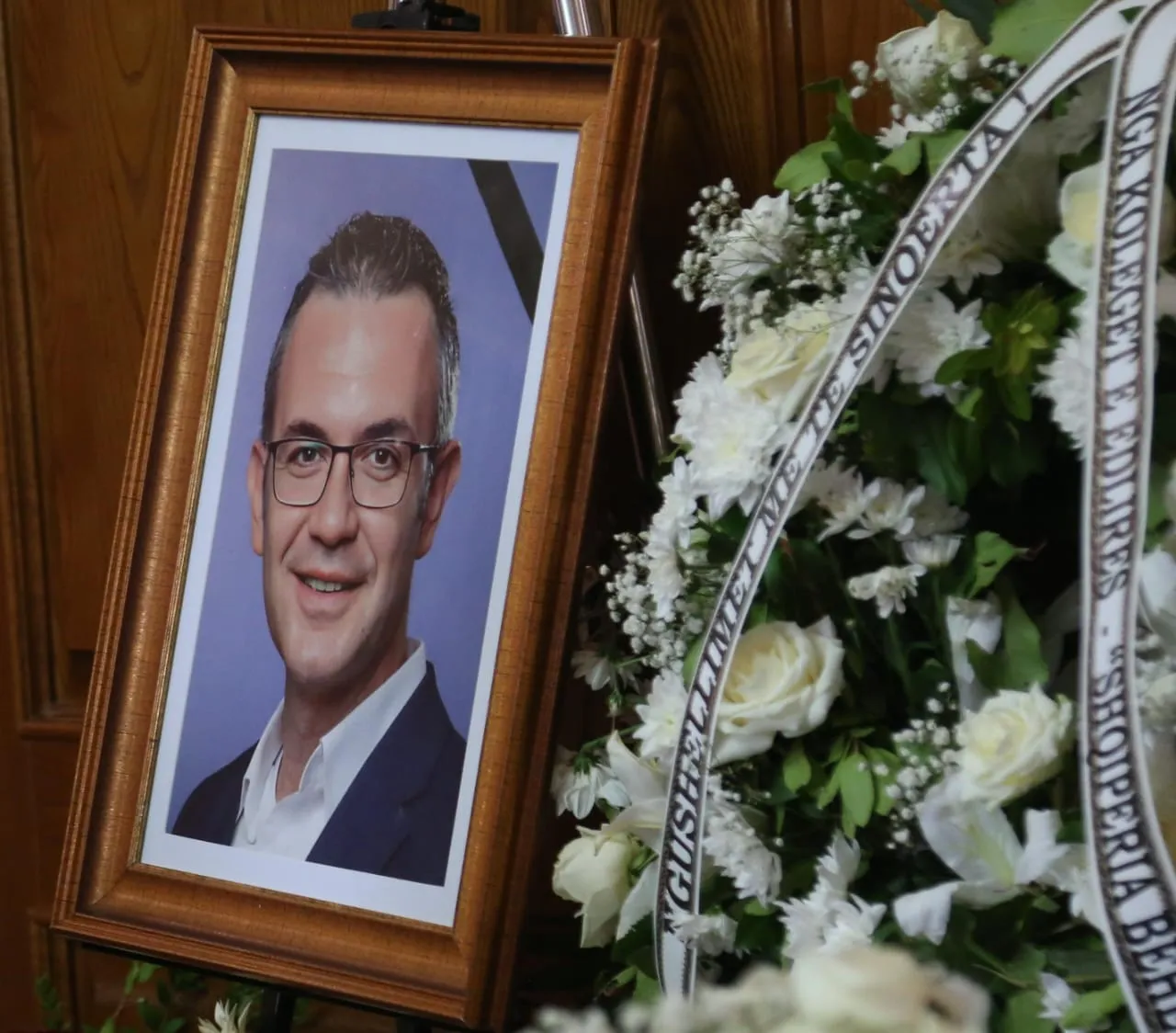 Ish-deputeti i PD-së përcillet për në banesën e fundit