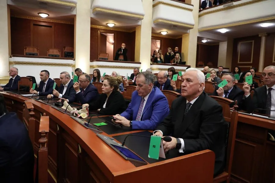 Edi Rama “falet” sërish te Tom Doshi dhe Shpëtim Idrizi për të siguruar mazhorancën në Parlament