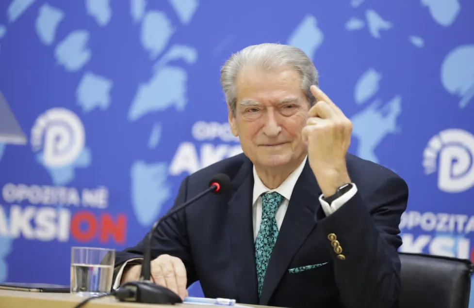 Berisha sqaron opinionin në lidhje me “kërcënimin” ndaj gazetarëve gjobëvënës