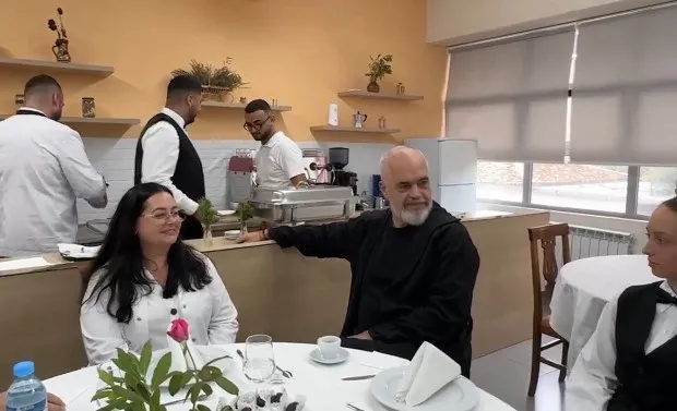 Rama në Shkollën Profesionale në Elbasan, batuta me studentin: Mos je nga Gjirokastra? Të shtrënguar e paske dorën