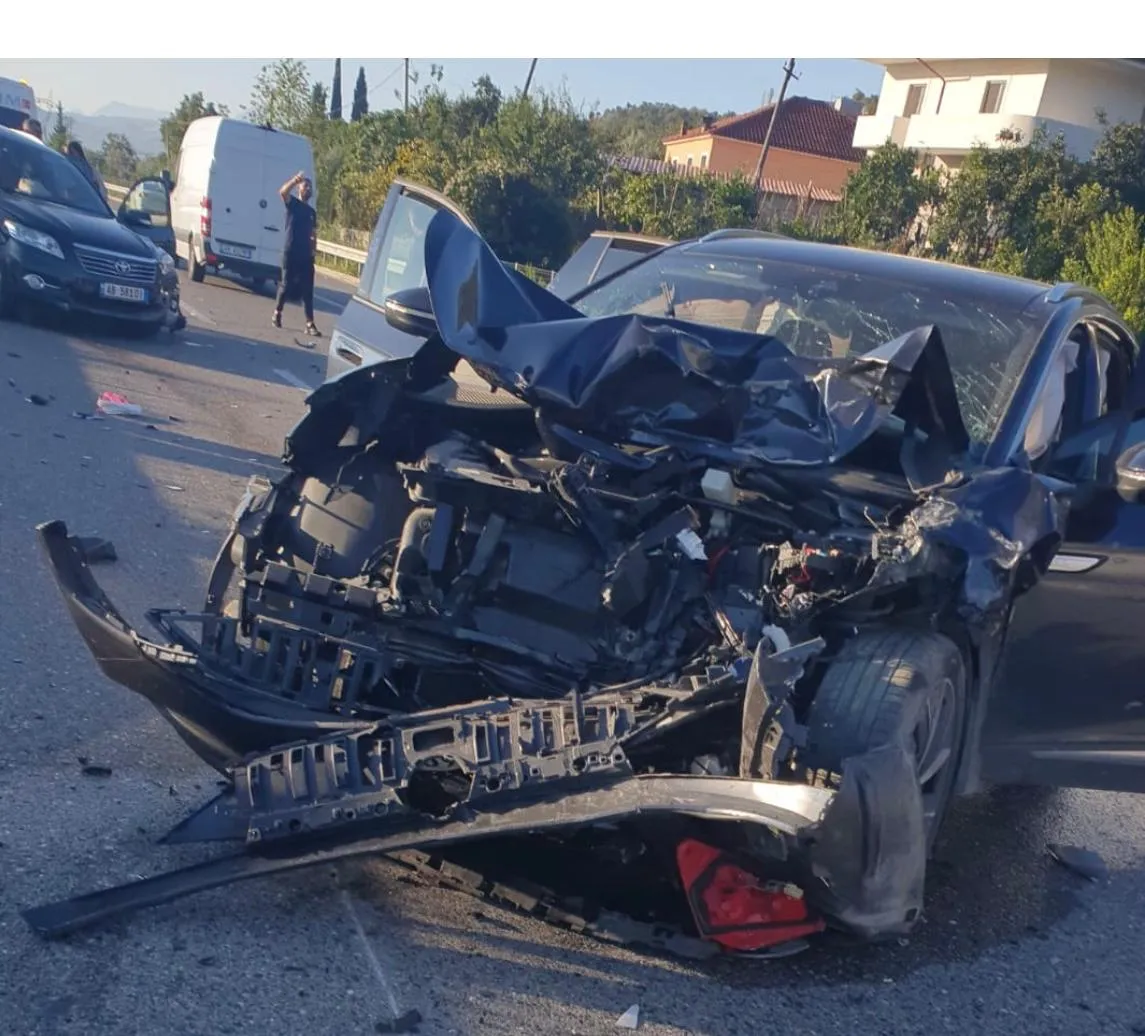 Elbasan/ Aksident i trefishtë, 4 persona përfundojnë në spital
