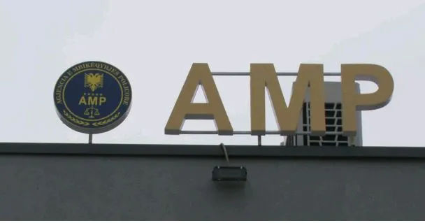 AMP arreston dy punonjës të policisë, një tjetër në kërkim